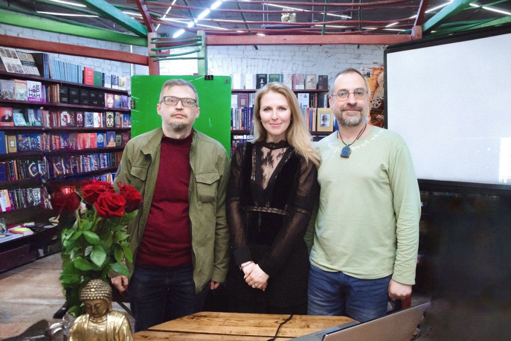 Елена Чувилина, руководитель Издательского бутика «Книжные Сети», вместе с лектором Романом Нутрихиным (слева) и историком, поэтом и переводчиком Андреем Игнатьевым (справа) Елена Чувилина, руководитель Издательского бутика «Книжные Сети», вместе с лектором Романом Нутрихиным (слева) и историком, поэтом и переводчиком Андреем Игнатьевым (справа)